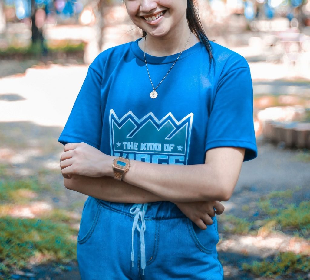 smiling teen girl | teen therapist in englewood, co | teen counseling in littleton, co | teen counseling in greenwood village, co | teen counseling in denver, co | cognitive behavioral therapy | emdr therapy | 80126 | 80129 | 80130 Image of a teen girl, smiling and crossing her arms while standing outside on a sunny day. Discover how a skill team, therapist in Littleton, CO can help your team overcome their anxiety.