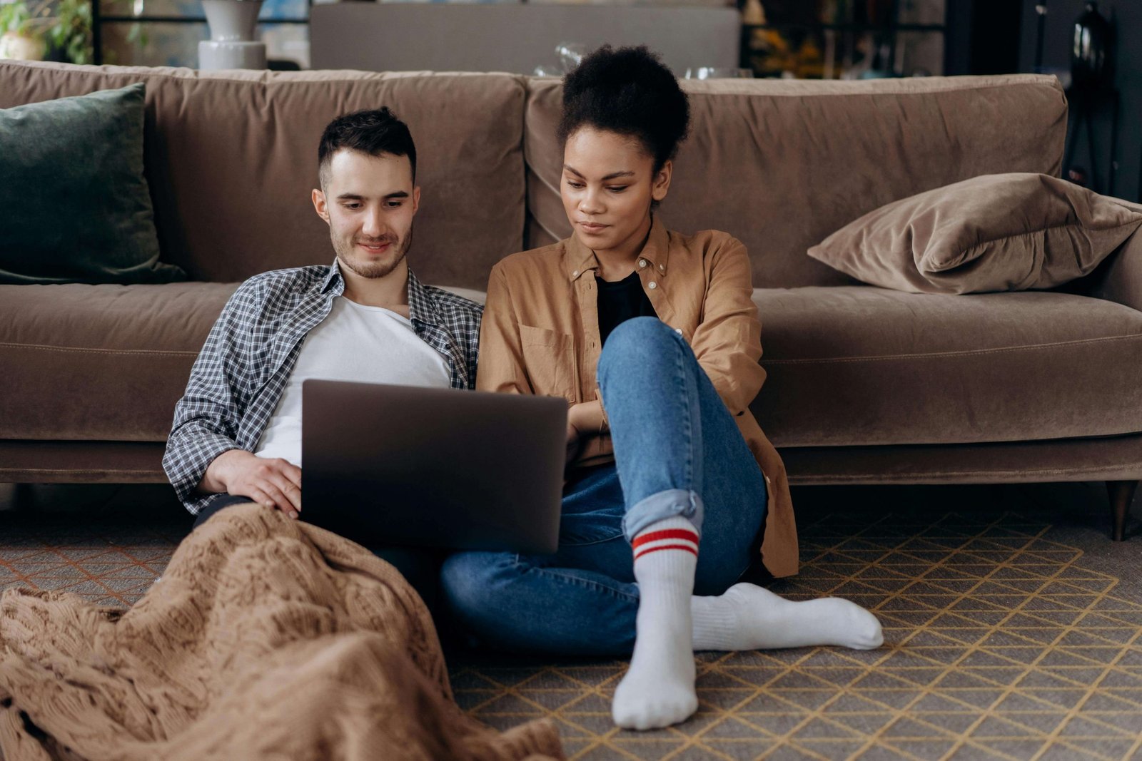 Couple laptop | online treatment for depression in colorado | emdr online | telehealth therapy | Englewood, CO 80128 | 80111 | Greenwood Village, CO 80126 | 80129 Photo of a couple using a laptop together. Nurture your relationship with online couples counseling in Colorado. Get support from a virtual therapist in Englewood, CO, to maintain healthy and open communication.